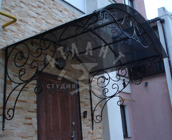 Большой кованый козырек с завитками КК-038