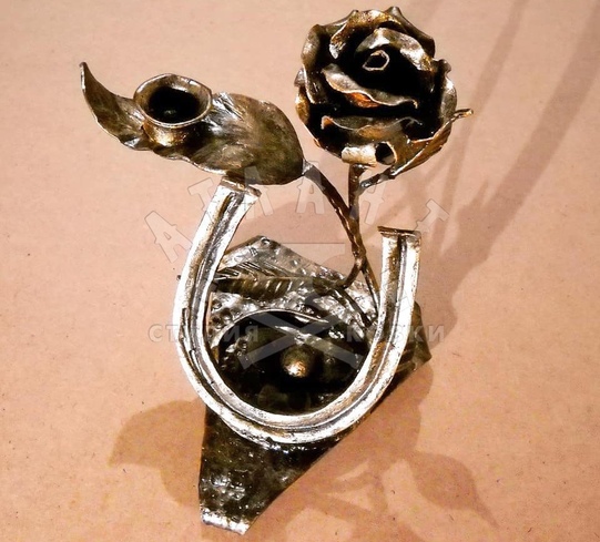 Кованый подсвечник с розой и подковой КПС-160