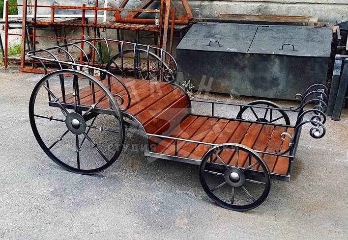 Кованая подставка в виде кареты для цветов КПЦ-275 - фото 3