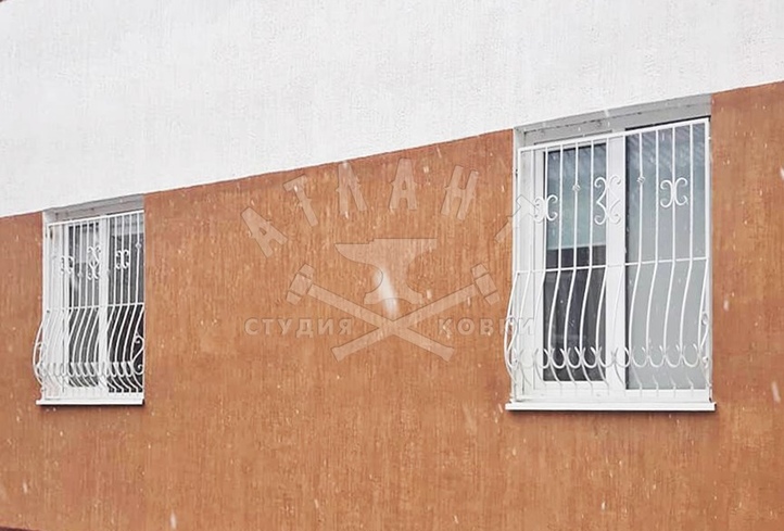 Дутая уличная кованая решетка на окно КР-475 - фото 4